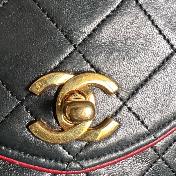 Chanel bag in good condition- 100% Authentic - Picture 4 of 14